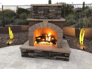 Outdoor Fireplaces / Pizza Ovens